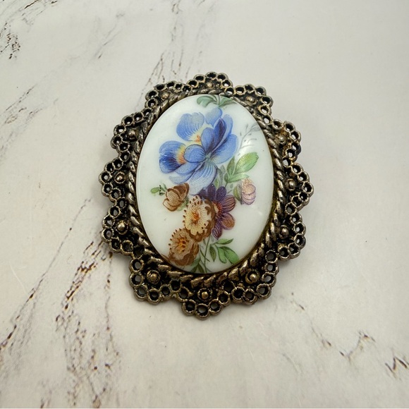 Floral Brooch Pin Pendant Vintage Oval Gold Tone Blue Purple Flower Design - Picture 4 of 10